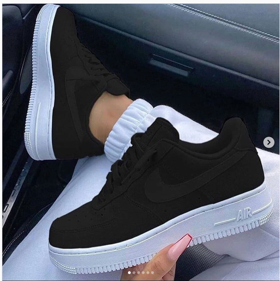black nike shoes air force